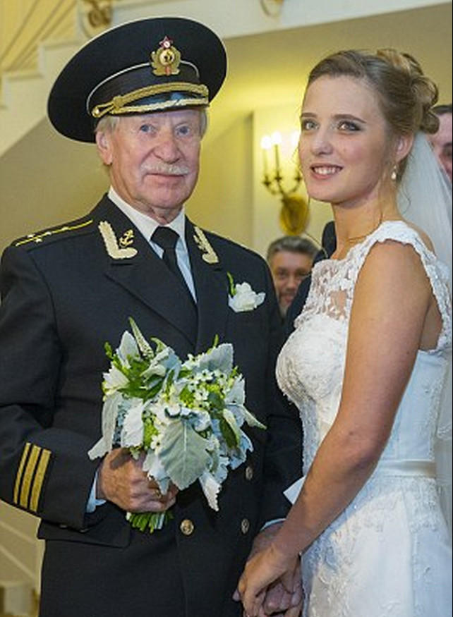 俄罗斯84岁影星迎娶24岁娇妻 低调举行婚礼