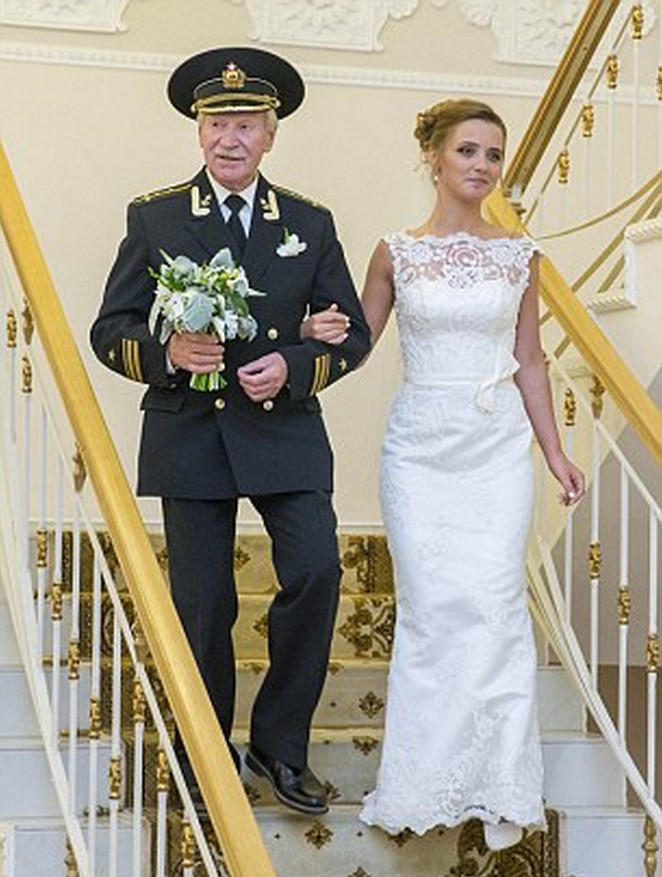 俄罗斯84岁影星迎娶24岁娇妻 低调举行婚礼