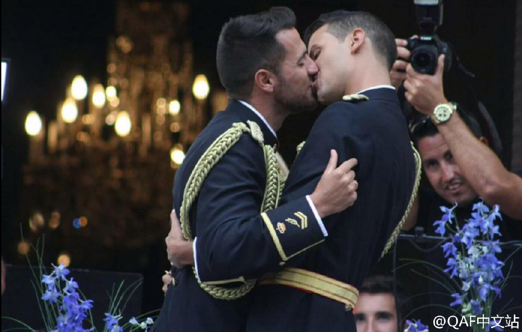 西班牙：世界首对警察同性婚礼获祝福