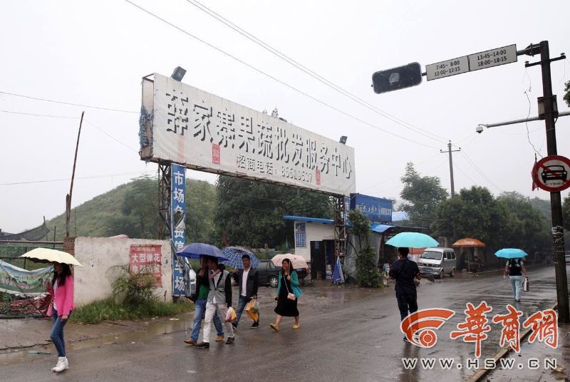 西安一汉代古墓群遭垃圾包围 回应将建成城市公园