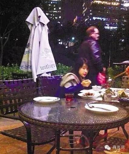 千亿媳妇郭晶晶的真实生活：戴5毛发圈买20元地摊货