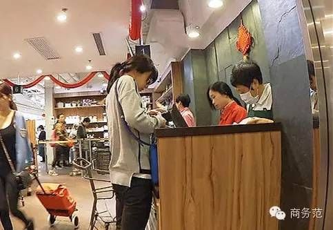 千亿媳妇郭晶晶的真实生活：戴5毛发圈买20元地摊货