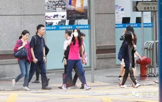 千亿媳妇郭晶晶的真实生活：戴5毛发圈买20元地摊货