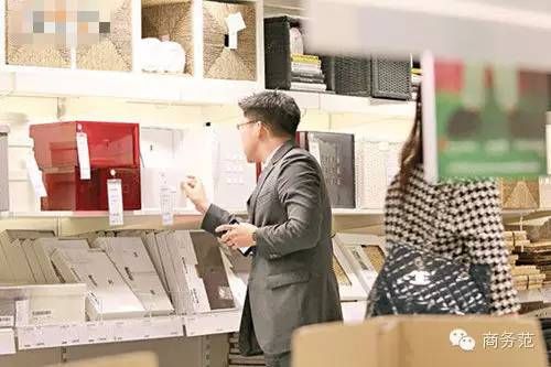 千亿媳妇郭晶晶的真实生活：戴5毛发圈买20元地摊货