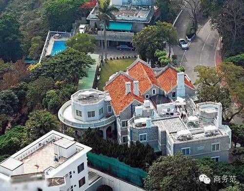 千亿媳妇郭晶晶的真实生活：戴5毛发圈买20元地摊货