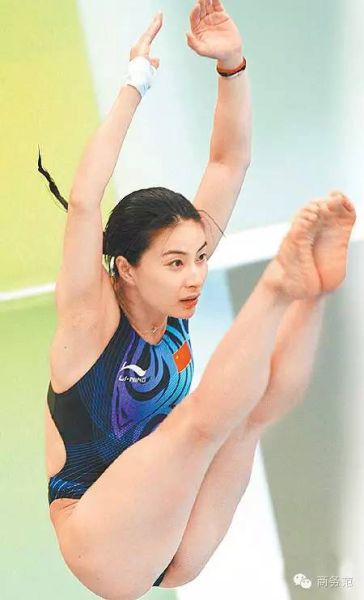 千亿媳妇郭晶晶的真实生活：戴5毛发圈买20元地摊货