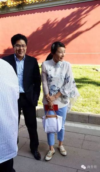 千亿媳妇郭晶晶的真实生活：戴5毛发圈买20元地摊货