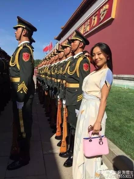 千亿媳妇郭晶晶的真实生活：戴5毛发圈买20元地摊货