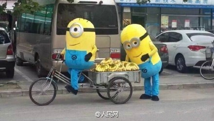 “小黄人”在路边卖香蕉遭保安驱赶