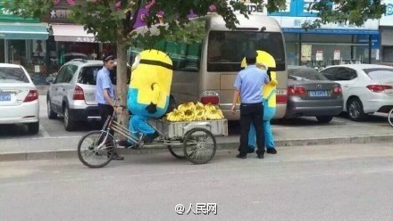 “小黄人”在路边卖香蕉遭保安驱赶
