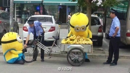 “小黄人”在路边卖香蕉遭保安驱赶