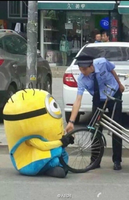 “小黄人”在路边卖香蕉遭保安驱赶