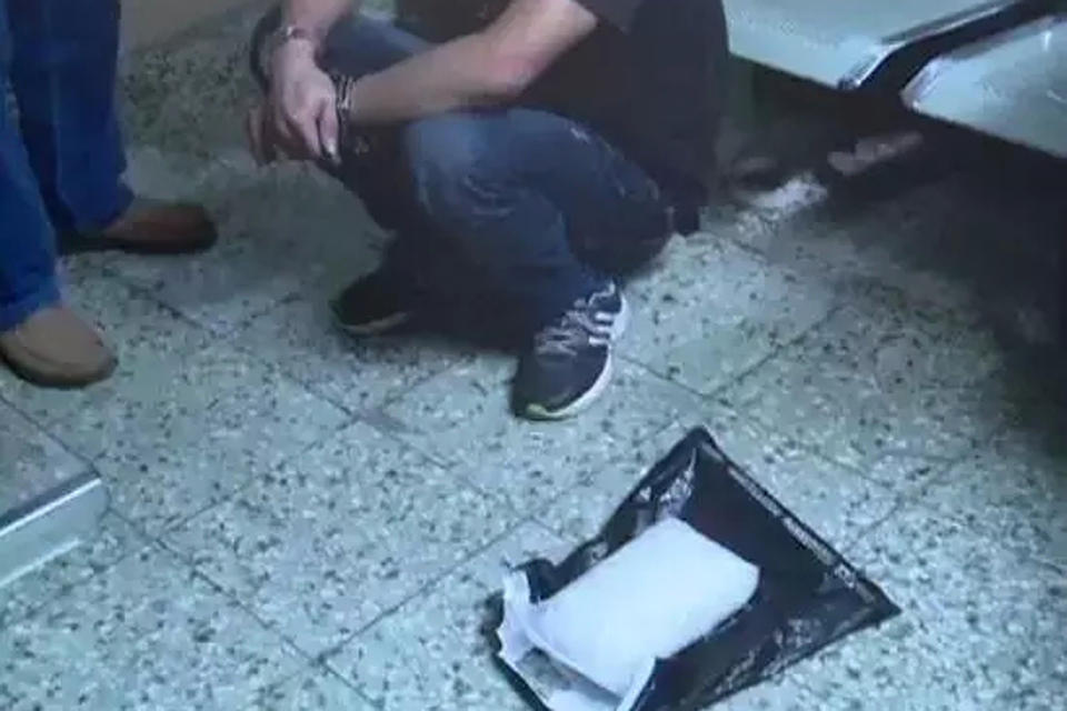 “绝命毒医”诊所藏毒 白天看牙晚上贩毒