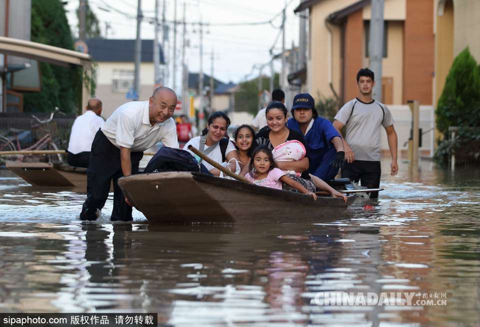 日本茨城遭洪水侵袭 民众乘船出行