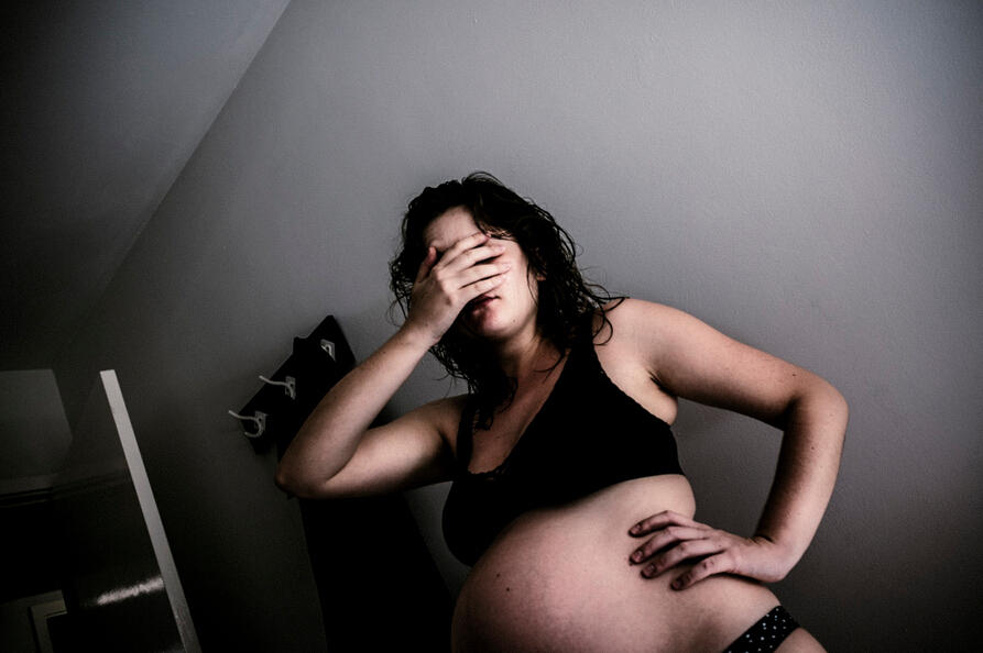 巴西摄影师用镜头记录女友在家产子全过程