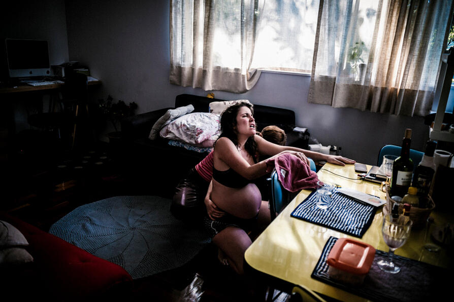 巴西摄影师用镜头记录女友在家产子全过程