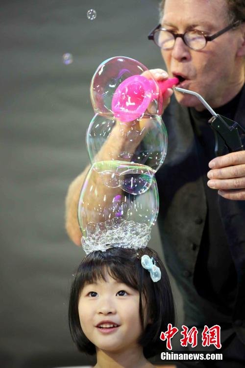 泡艺大师香港奇幻表演 氦气泡泡火箭泡泡均有