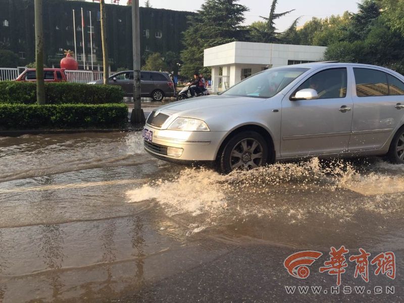 西安雁塔西路水管爆裂 数条街被淹(组图)