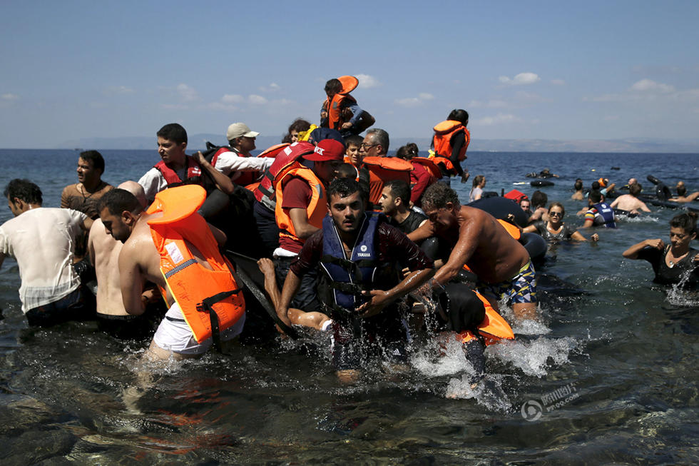 叙利亚难民橡皮艇即将到岸时突然漏气 34人死