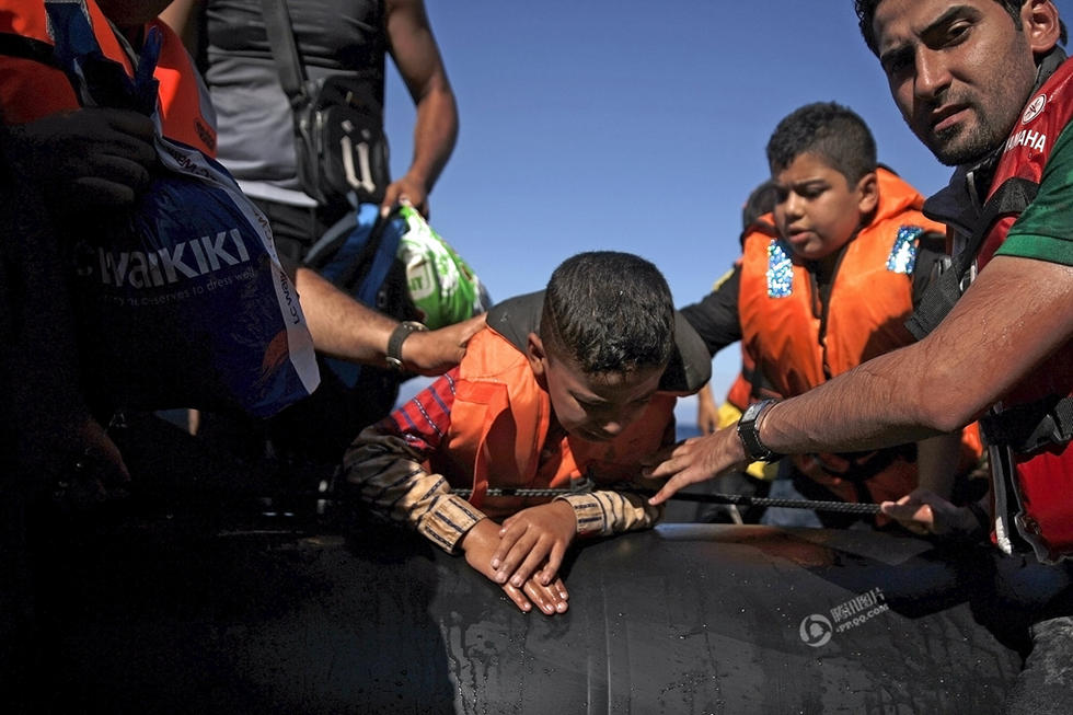 叙利亚难民橡皮艇即将到岸时突然漏气 34人死