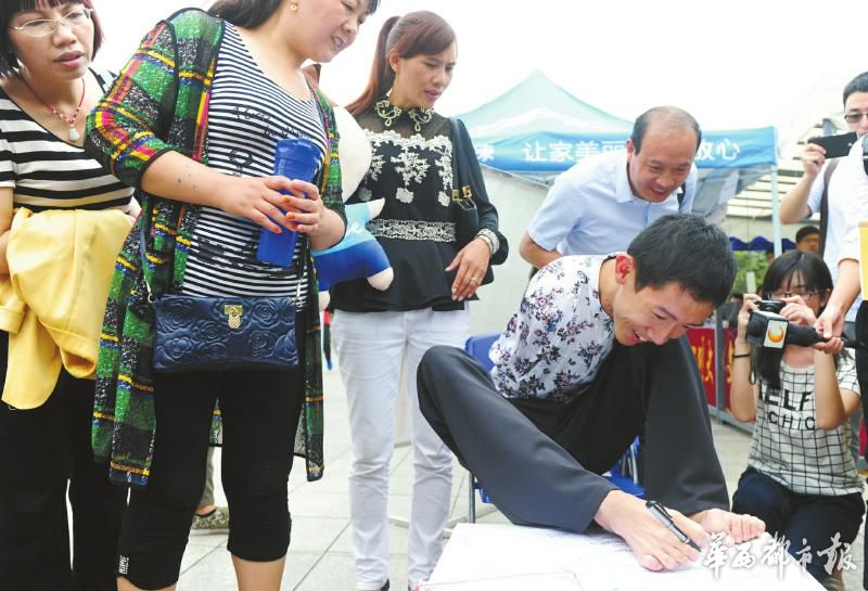 无臂考生彭超上大学 定制床和桌椅