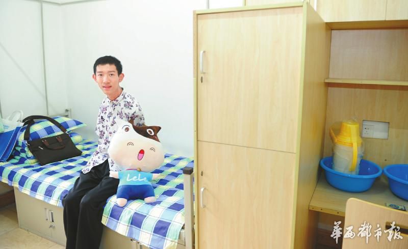 无臂考生彭超上大学 定制床和桌椅