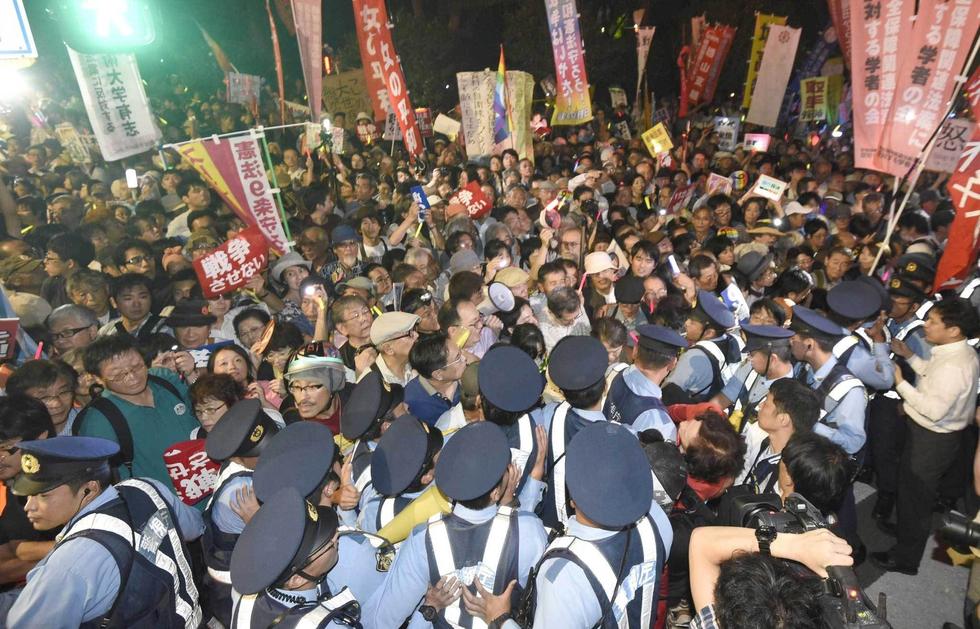日本数万民众包围国会反对安保法案