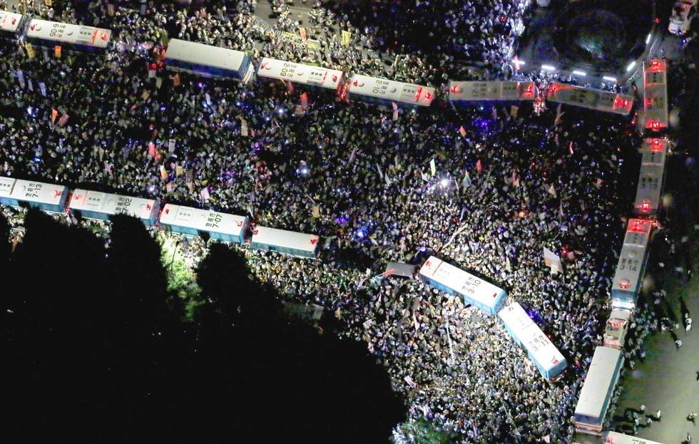 日本数万民众包围国会反对安保法案