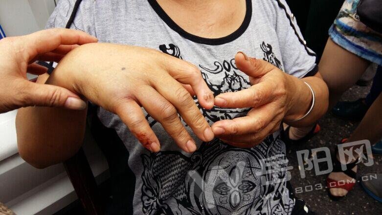 老太带孙子过马路被嫌慢 遭疑似酒驾男一脚踢飞