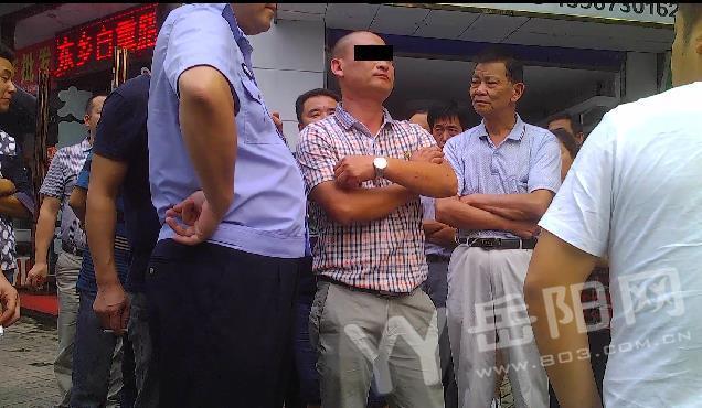 老太带孙子过马路被嫌慢 遭疑似酒驾男一脚踢飞