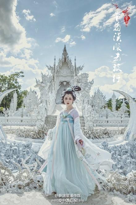 中国女子泰国白庙侧卧照引庙主不满