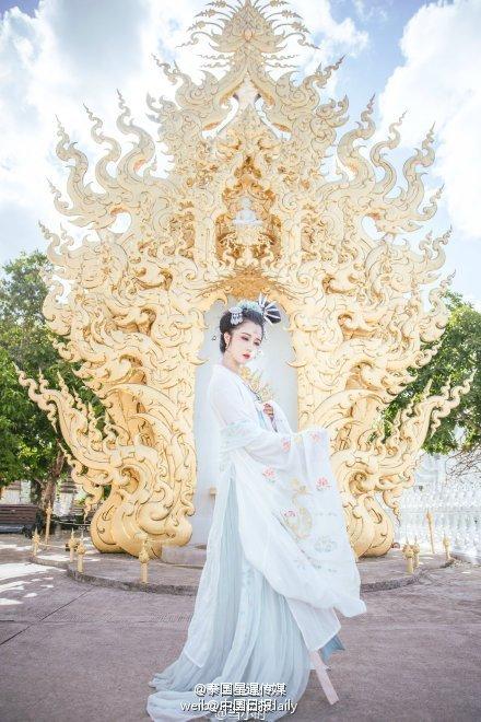 中国女子泰国白庙侧卧照引庙主不满