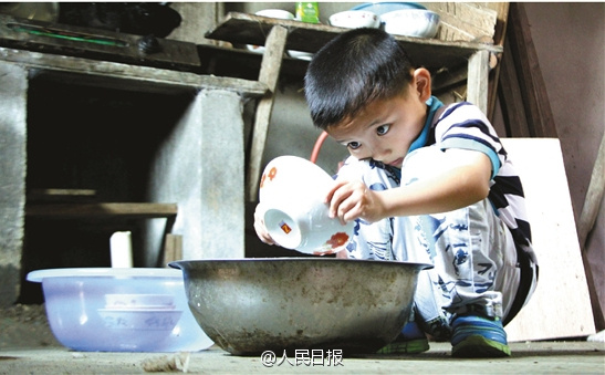 父亲肺癌晚期母亲严重智障 6岁娃独自照顾父亲