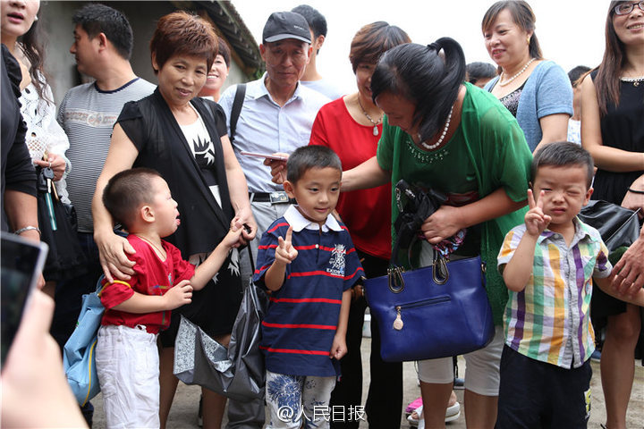 父亲肺癌晚期母亲严重智障 6岁娃独自照顾父亲