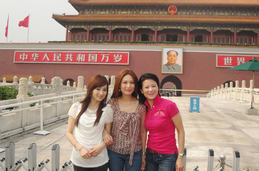 50岁美魔女练瑜伽 悬挂空中大秀长腿