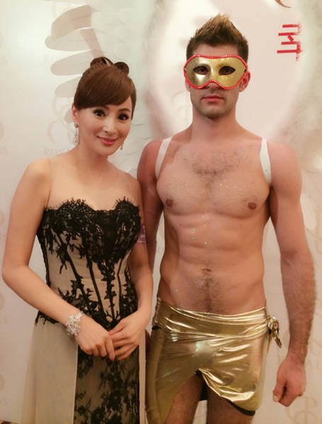 50岁美魔女练瑜伽 悬挂空中大秀长腿