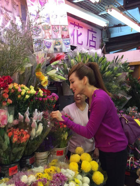 50岁美魔女练瑜伽 悬挂空中大秀长腿