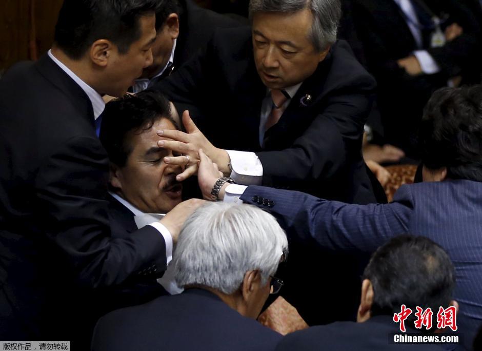 日本执政党与在野党扭打一团 安倍一旁淡定观望
