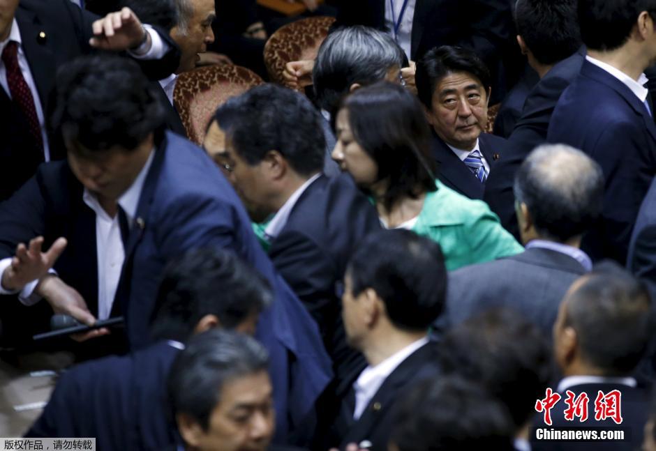日本执政党与在野党扭打一团 安倍一旁淡定观望
