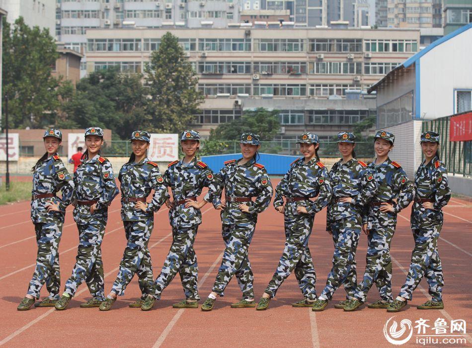 舞蹈系女生军训秀“腿功” 嘟嘴卖萌清纯可人