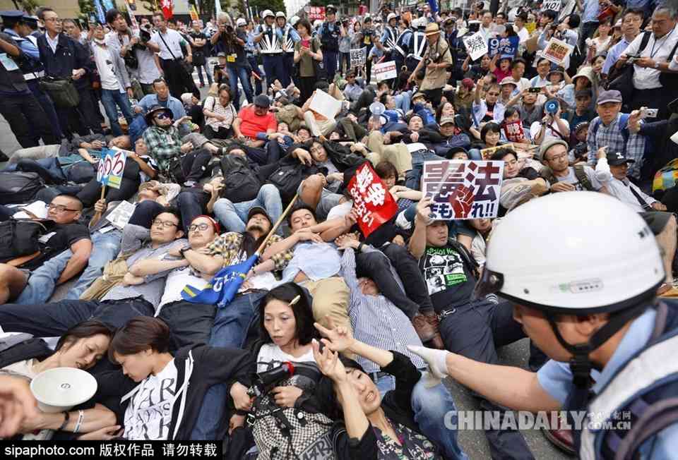 日本横滨民众躺街头抗议安倍新安保法