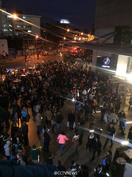 智利8.2级地震现场：民众街头躲避