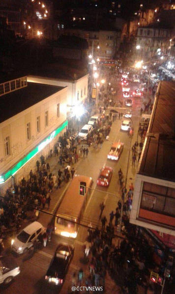 智利8.2级地震现场：民众街头躲避
