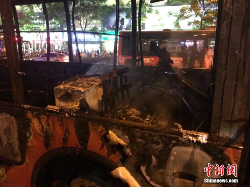杭州闹市区一公交车起火 致9人受伤
