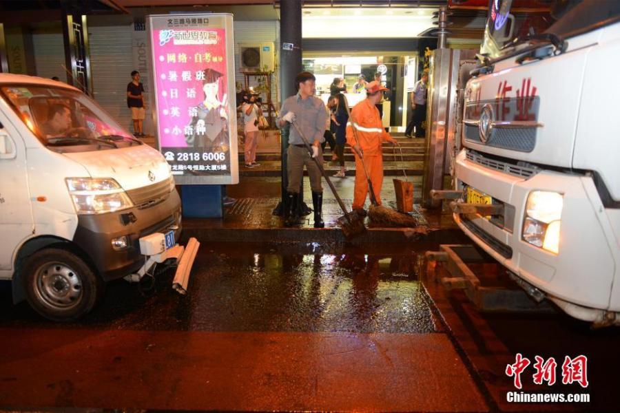 杭州闹市区一公交车起火 致9人受伤