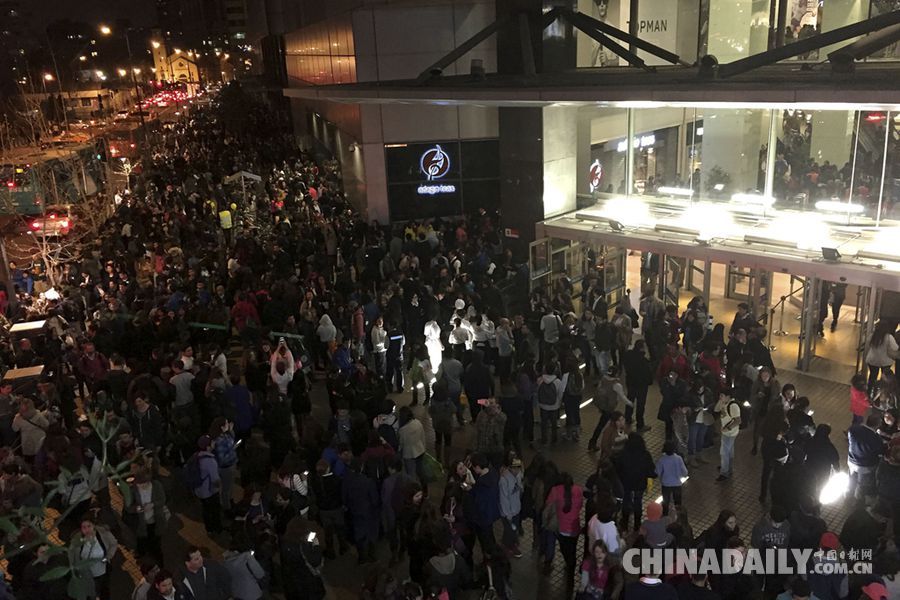 智利发生8.3级地震 震感强烈民众街头避难