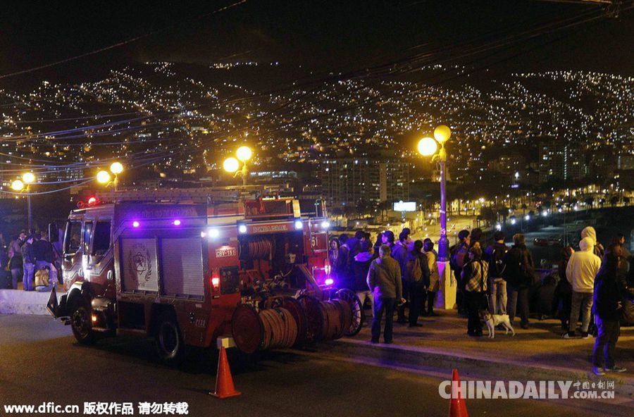 智利发生8.3级地震 震感强烈民众街头避难