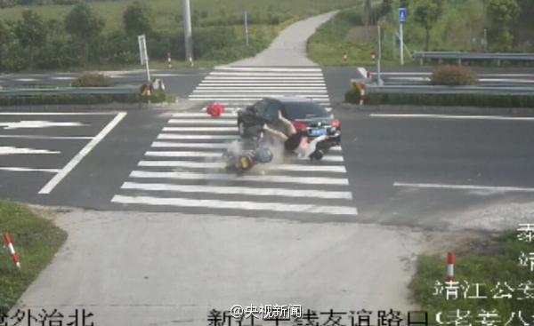 女子骑车玩手机 被轿车撞飞