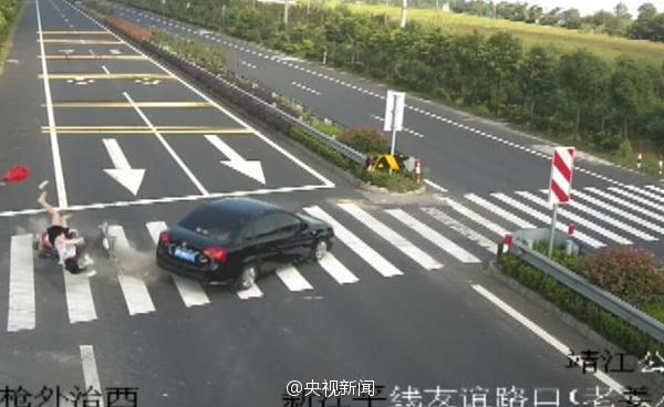 女子骑车玩手机 被轿车撞飞
