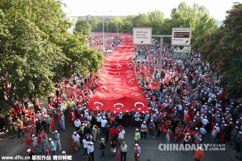 土耳其上万民众示威 抗议恐怖主义
